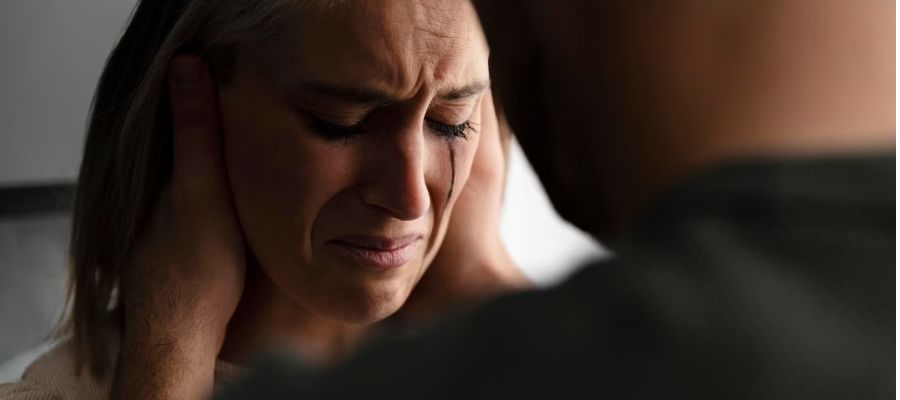 sinirden ağlayan bir kadın fotoğrafı