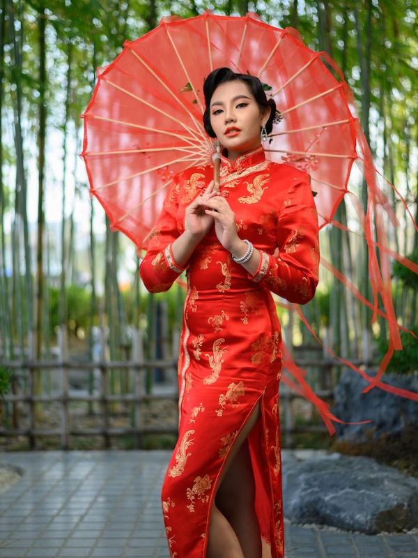 çin in geleneksel kıyafetlerini giymiş bir kadın 