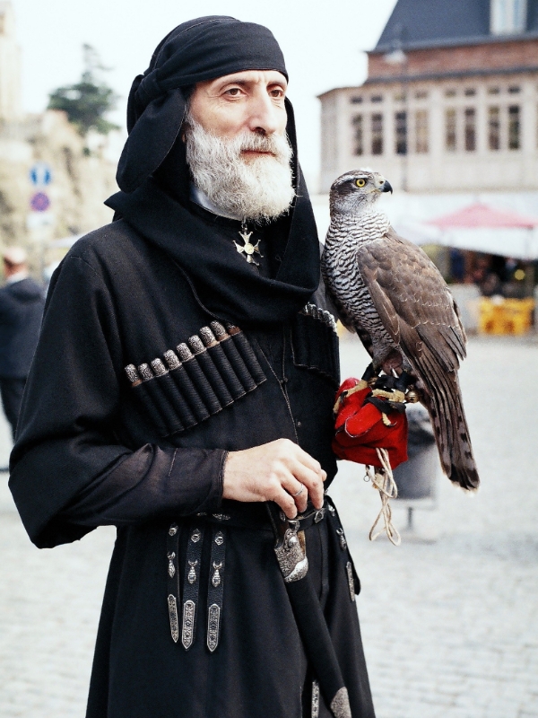 gürcistan'ın yöresel kıyafetlerini giymiş bir erkek