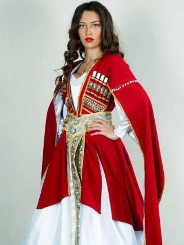 Gürcü yöresel kıyafetlerini giymiş bir kadın