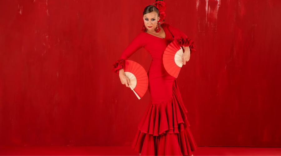 kırmızı renk ispanya yöresel kıyafeti giymiş kadın