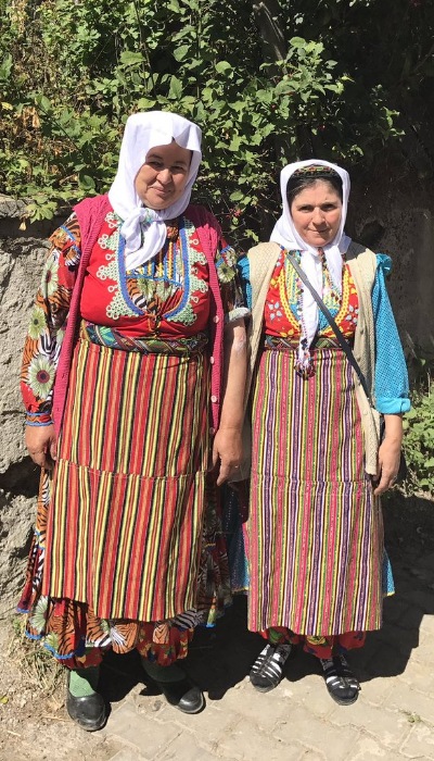 Kastamonu kadın yöresel kıyafetlerini giymiş kadınlar