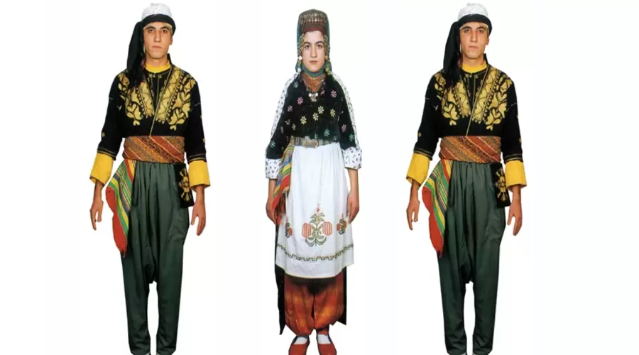 Gaziantep yöresel kıyafetlerini giymiş kadın ve erkek